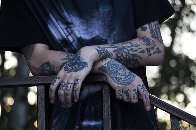 Muž, tetování, ruce